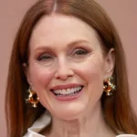 Il dettaglio rosso che dà carattere a una casa minimalista: la lezione di Julianne Moore